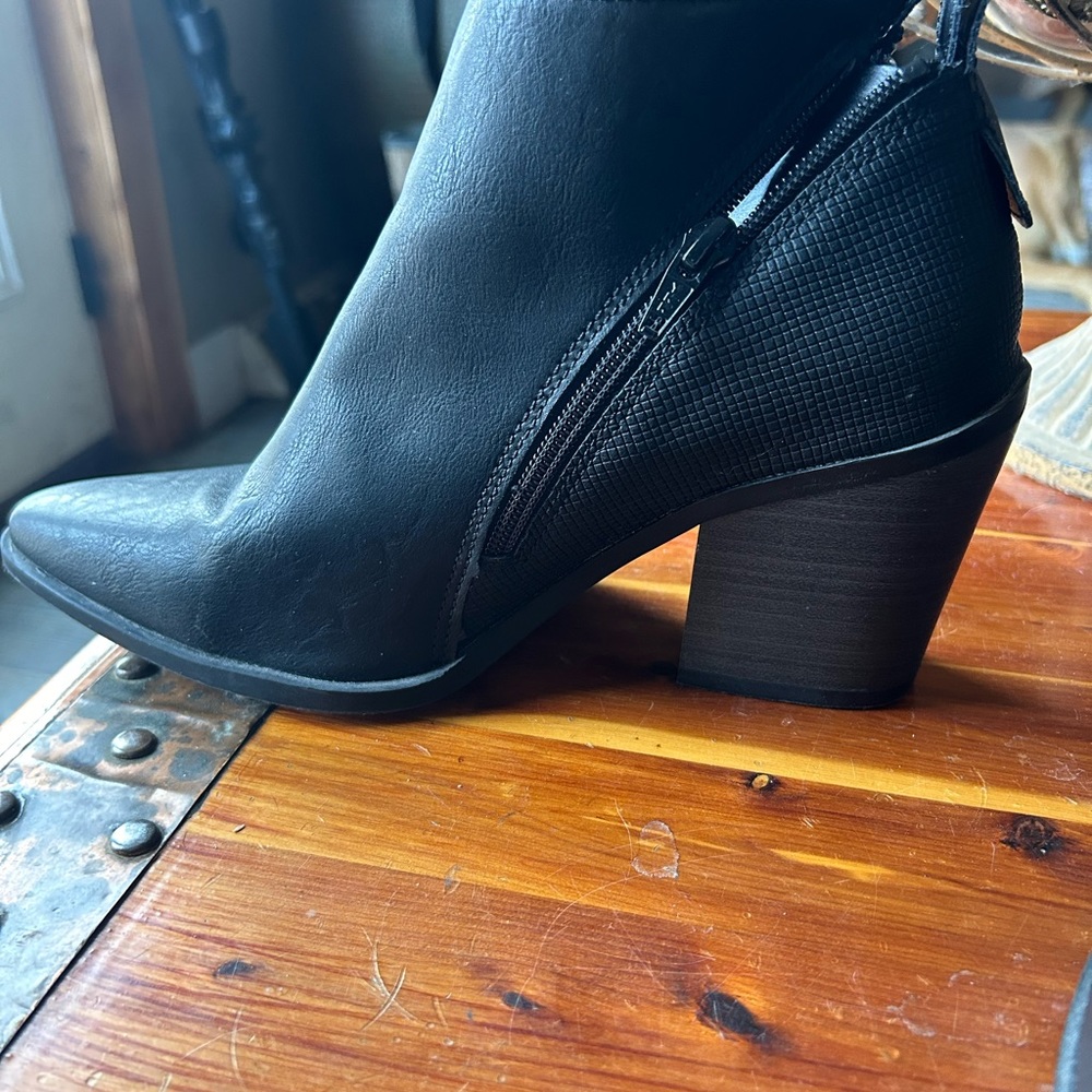 Boots - Picture 3 of 6